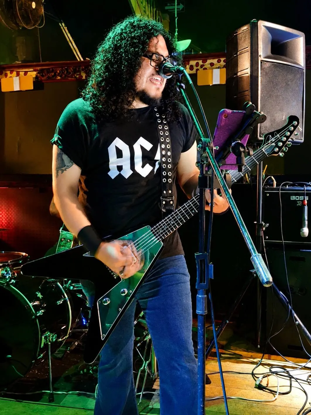 Torke Ross cantando y tocando guitarra