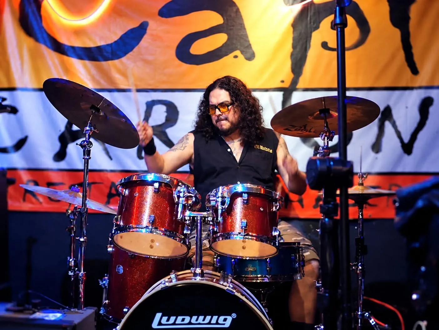 Torke Ross tocando batería