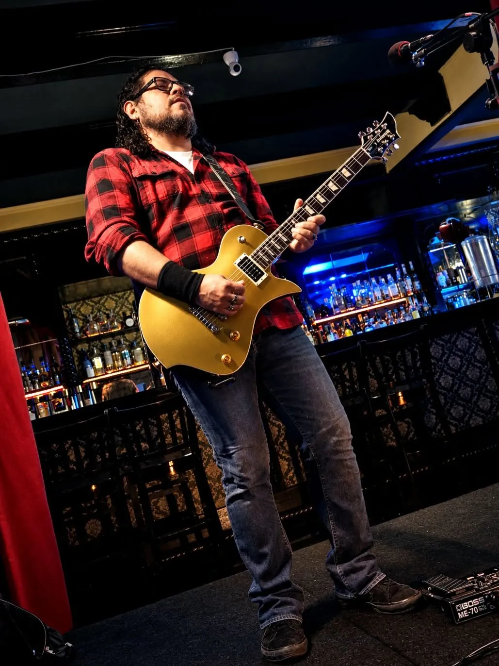 Torke Ross tocando guitarra dorada